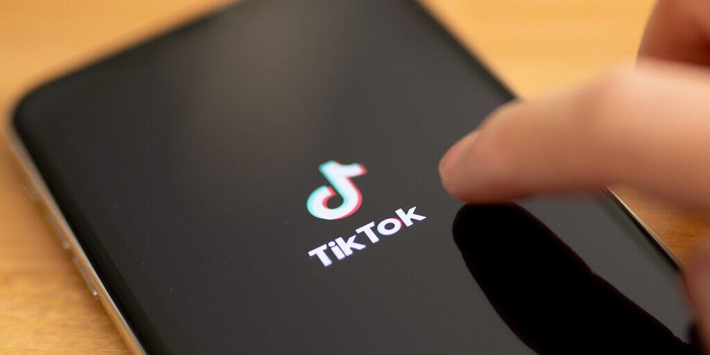 Das chinesische Unternehmen ByteDance will das US-Geschäft von TikTok nun doch nicht verkaufen. Vielmehr strebt der Technologiekonzern eine Partnerschaft mit Oracle an. (Archivbild) Das chinesische Unternehmen ByteDance will das US-Geschäft von TikTok nun doch nicht verkaufen. Vielmehr strebt der Technologiekonzern eine Partnerschaft mit Oracle an. (Archivbild)