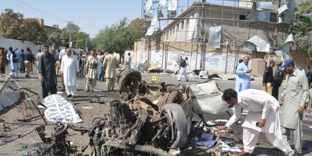 Pakistanische Sicherheitsverantwortliche untersuchen den Tatort eines Autobombenanschlags in der Provinzhauptstadt Quetta, bei dem mindestens 13 Menschen getötet wurden.