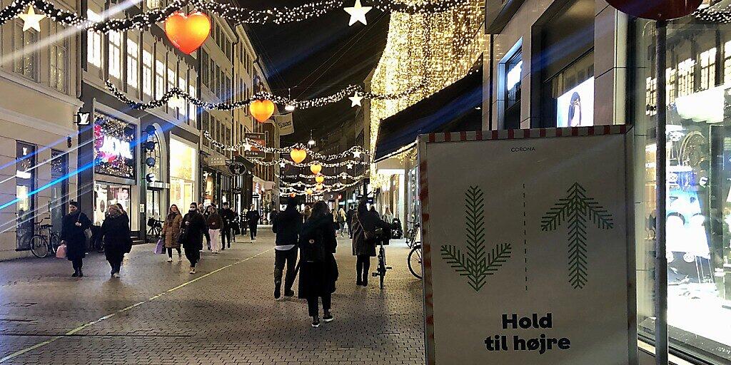 Passanten in Kopenhagen Mitte Dezember. Seit Weihnachten sind die meisten Geschäfte geschlossen. Foto: Steffen Trumpf/dpa
