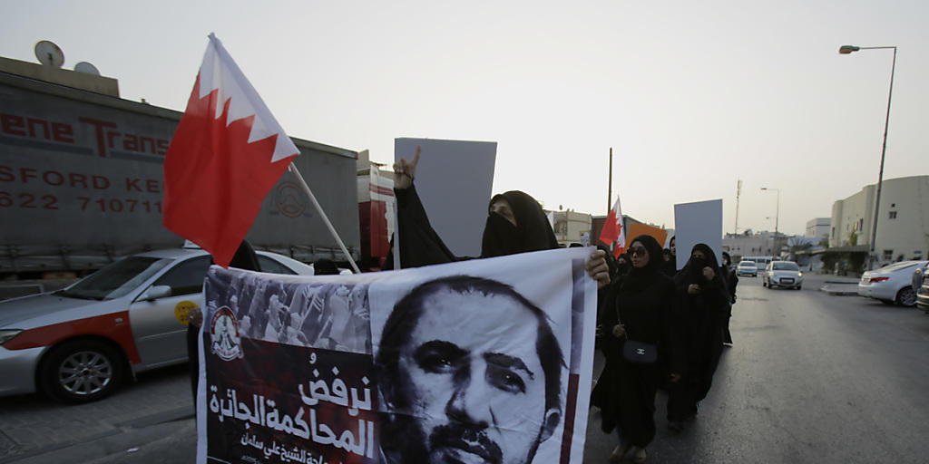Frauen demonstrieren in Bahrain gegen die Verurteilung des Schiiten Ali Salman wegen Beleidigung des Innenministers: Trotz internationaler Kritik unterstützen die USA dem Golfstaat wieder militärisch (Archivbild). Frauen demonstrieren in Bahrain gegen die Verurteilung des Schiiten Ali Salman wegen Beleidigung des Innenministers: Trotz internationaler Kritik unterstützen die USA dem Golfstaat wieder militärisch (Archivbild).