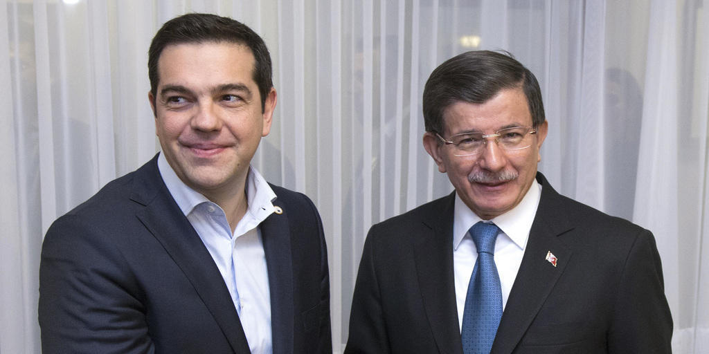 Der türkische Regierungschef Davutoglu (Rechts) und sein griechischer Kollege, Tspiras, treffen zum EU-Türkei-Gipfel in Brüssel ein. Der türkische Regierungschef Davutoglu (Rechts) und sein griechischer Kollege, Tspiras, treffen zum EU-Türkei-Gipfel in Brüssel ein.
