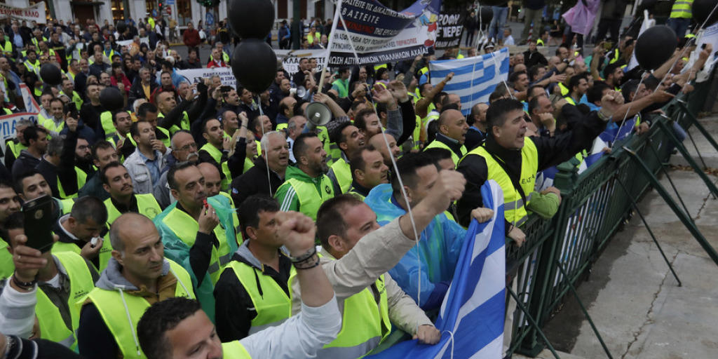 Bereits am Mittwoch wurde in Athen lautstark gegen das geplante neue Sparprogramm demonstriert. Bereits am Mittwoch wurde in Athen lautstark gegen das geplante neue Sparprogramm demonstriert.