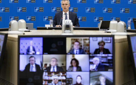 HANDOUT - Dieses von der Nato zur Verfügung gestellte Foto zeigt Jens Stoltenberg (hinten), Generalsekretär der Nato, während einer Videokonferenz. Ein Expertengremium der Nato hat rund ein Jahr nach den «Hirntod»-Äußerungen von Frankreichs Präsident Macron konkrete Vorschläge zur Stärkung der politischen Zusammenarbeit innerhalb des Bündnisses vorgelegt. Foto: -/NATO/dpa - ACHTUNG: Nur zur redaktionellen Verwendung im Zusammenhang mit der aktuellen Berichterstattung und nur mit vollständiger Ne