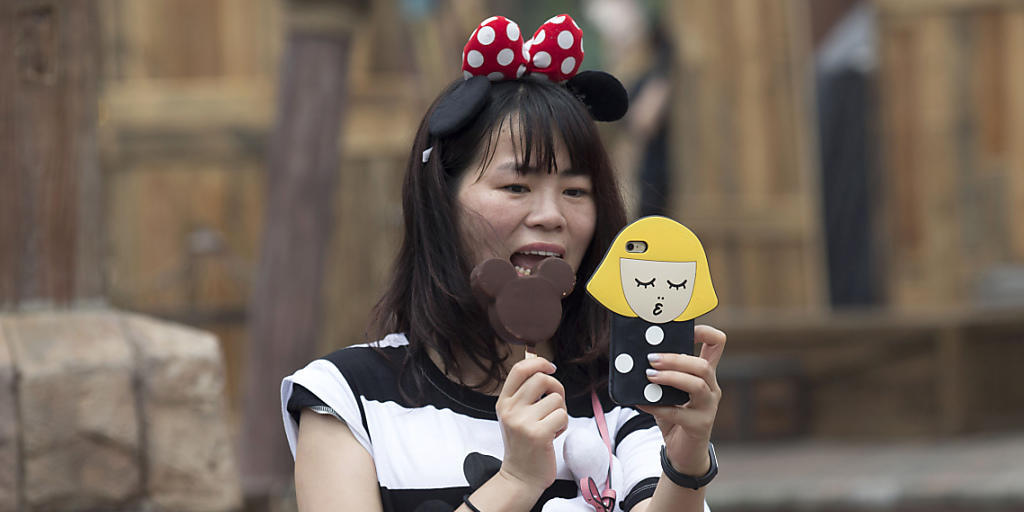 Eine Besucherin des ersten Disney-Parks in China posiert für ein Selfie. Eine Besucherin des ersten Disney-Parks in China posiert für ein Selfie.