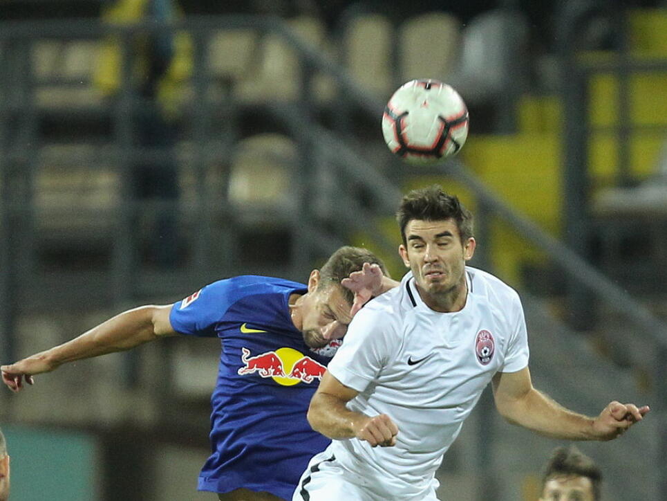Kein Sieger bei Sorja gegen Leipzig: Der Ukrainer Igor Charatin (vorne) im Zweikampf mit Leipzigs Stefan Ilsanker