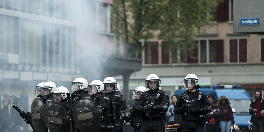 Der Polizeibeamtenverband ist empört: Immer wieder würden Polizistinnen und Polizisten während des Dienstes angegriffen. Gefordert werden Lösungen von der Politik. (Symbolbild)