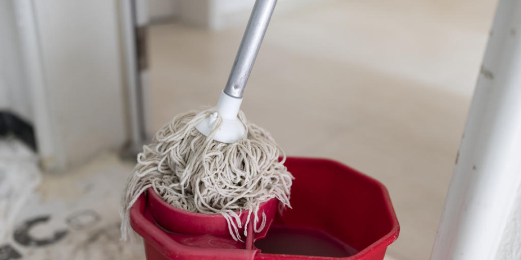 Der "Putzfrauentrick" zum Steuern sparen soll nicht mehr möglich sein. Das hat der Ständerat in der Debatte über das Gesetz für die Bekämpfung von Schwarzarbeit entschieden. (Symbolbild)