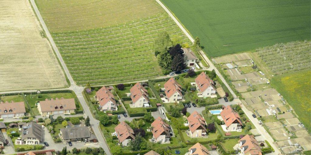 Noch ist nicht alles Land innerhalb der Bauzone verbaut: eine Fläche so gross wie der Kanton Schaffhausen darf noch zubetoniert werden. Diese Fläche dürfe nicht vergrössert werden, fordern die Jungen Grünen. (Symbolbild)