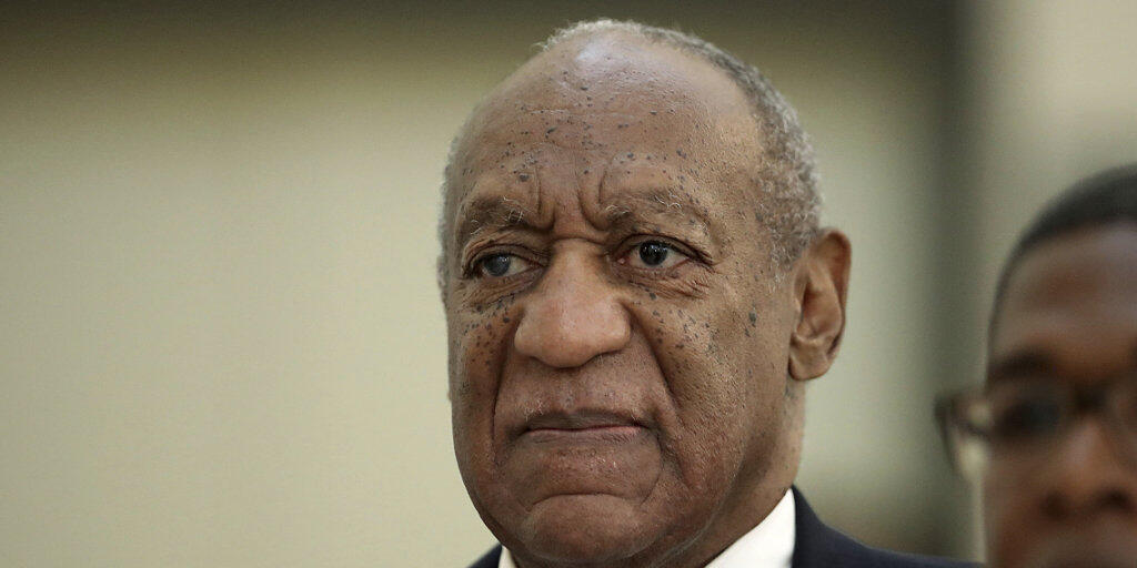 Der 81-jährige US-Entertainer Bill Cosby steht wegen drei Vorfällen von sexueller Nötigung aus dem Jahr 2004 vor Gericht. Für jeden dieser Fälle ist eine Höchststrafe von zehn Jahren möglich.