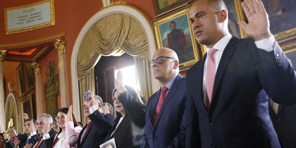 Mitglieder der Verfassungsgebenden Versammlung legen im Parlamentsgebäude von Venezuelas Hauptstadt Caracas ihren Amtseid ab. Das Parlament, in dem die Opposition eine Mehrheit hat, wird damit de facto entmachtet.