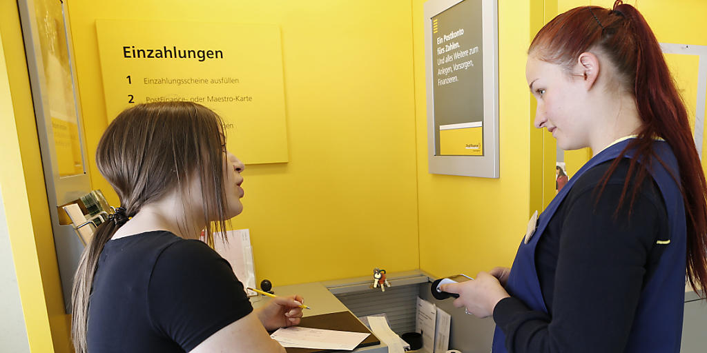 Im Kanton Aargau steht jede zweite Postfiliale auf der Kippe. Postagenturen im Dorfladen sollen eingerichtet werden - wie hier im Volg-Laden in Thundorf TG. (Archivbild)