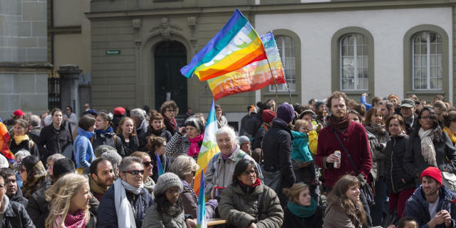 Friedensaktivisten am Ostermontag auf dem Berner Münsterplatz Friedensaktivisten am Ostermontag auf dem Berner Münsterplatz