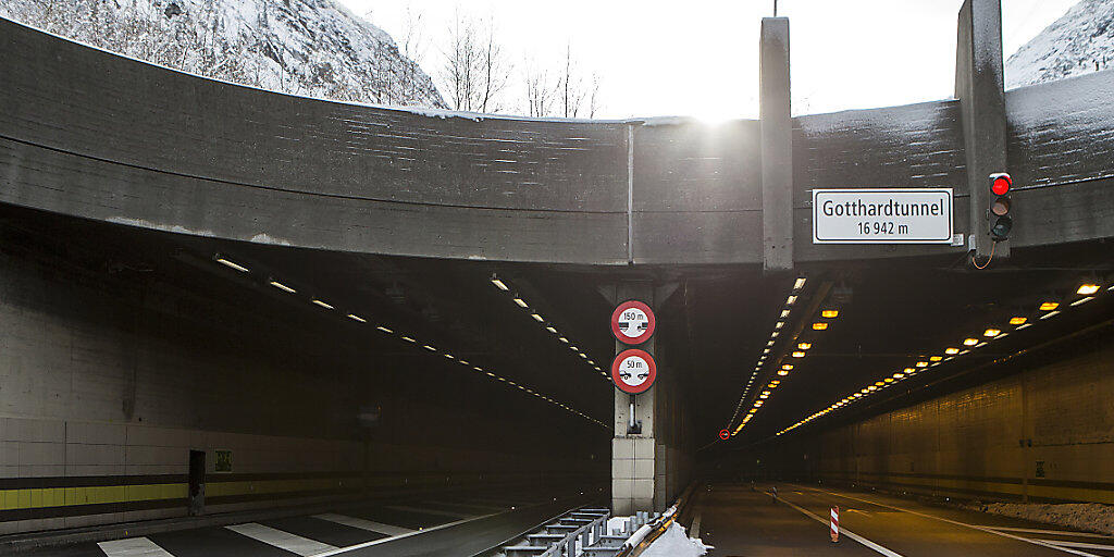 Nach dem Verkehrschaos vom Samstag herrscht am Sonntag vor dem Gotthard-Nordportal wieder freie Fahrt in Richtung Süden. (Archivbild)