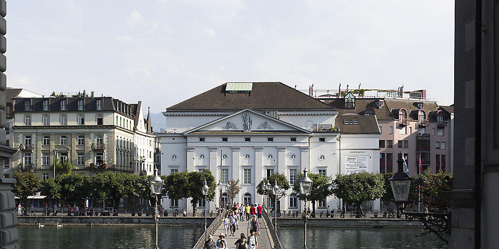 Blick auf das Luzerner Theater an der Reuss: An diesem Standort ist laut einer Testplanung sowohl ein Neu- als auch ein Umbau möglich. (Archivbild)