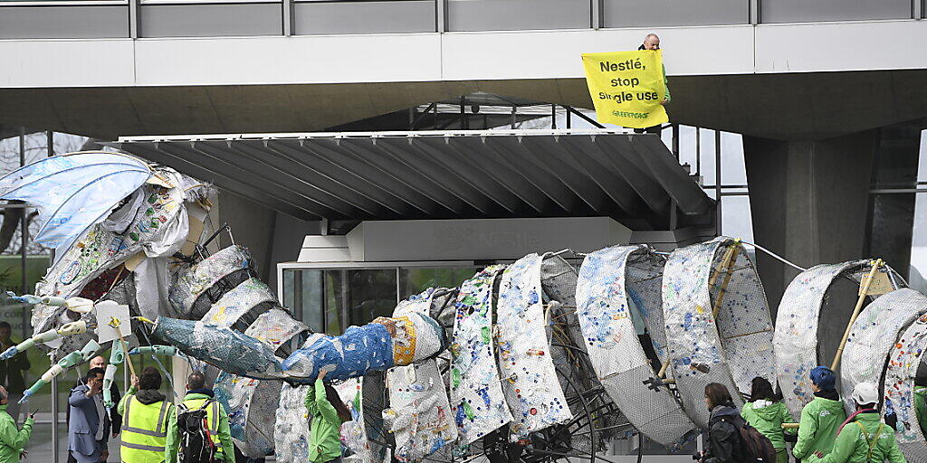 Im letzten Jahr brachten Greenpeace Aktivisten die auf dem Meer und an Stränden gesammelten Plastikverpackungen von Nestlé in Form eines riesigen Monsters zurück an den Hauptsitz des Nahrungsmittelkonzerns in Vevey. (Archivbild)