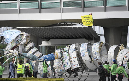 Im letzten Jahr brachten Greenpeace Aktivisten die auf dem Meer und an Stränden gesammelten Plastikverpackungen von Nestlé in Form eines riesigen Monsters zurück an den Hauptsitz des Nahrungsmittelkonzerns in Vevey. (Archivbild)