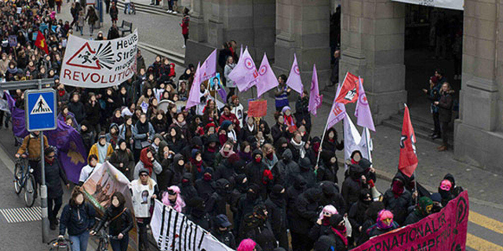 Mehrere hundert Personen, vorwiegend Frauen, nahmen in Zürich an der unbewilligten Demonstration für Frauenrechte teil. Mehrere hundert Personen, vorwiegend Frauen, nahmen in Zürich an der unbewilligten Demonstration für Frauenrechte teil.
