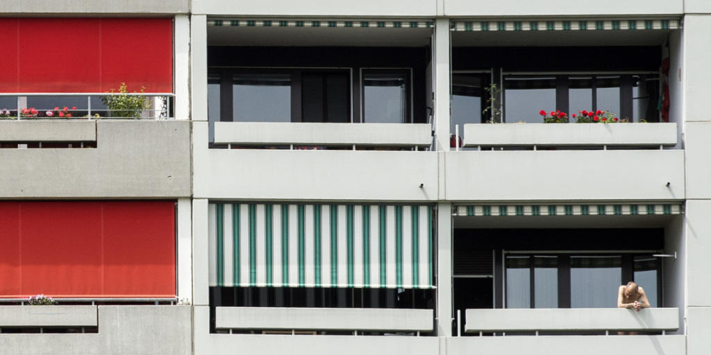 Rollläden runter - sonst guckt der Nachbar wieder: 60 Prozent der befragten Schweizer schützen sich gegen neugierige Blicke mit Vorhängen und Rollläden. (Symbolbild) Rollläden runter - sonst guckt der Nachbar wieder: 60 Prozent der befragten Schweizer schützen sich gegen neugierige Blicke mit Vorhängen und Rollläden. (Symbolbild)