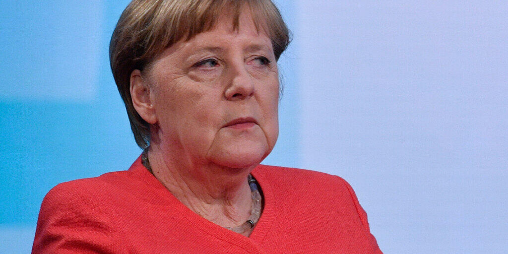 Bundeskanzlerin Angela Merkel wartet Anfang Juni auf den Beginn eines Interviews. Foto: John Macdougall/AFP/POOL/dpa