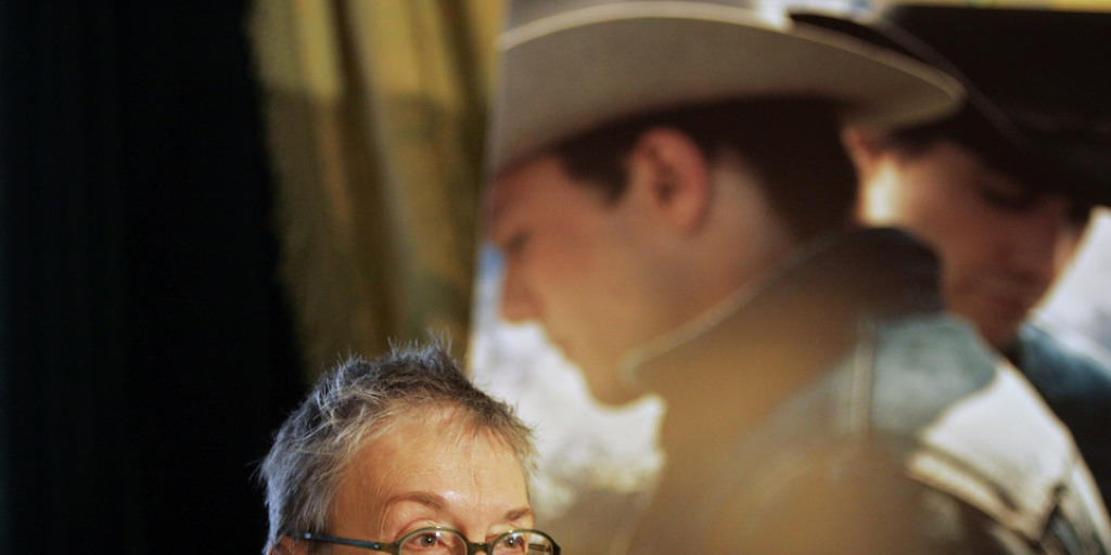 Pulitzer-Preisträgerin Annie Proulx vor einem Plakat für den Film "Brokeback Mountain", dessen Vorlage sie im Rückblick lieber nicht geschrieben hätte (Archiv 2006) Pulitzer-Preisträgerin Annie Proulx vor einem Plakat für den Film "Brokeback Mountain", dessen Vorlage sie im Rückblick lieber nicht geschrieben hätte (Archiv 2006)