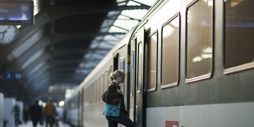 Am Sonntag ist in Baden AG ein Zugchef in der Türe eins Bahnwagens eingeklemmt und mitgeschleift worden. Er erlitt tödliche Verletzungen. (Symbolbild)