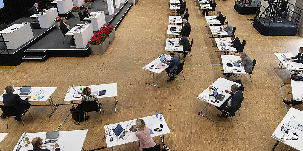 Der Ständerat stimmt in der ausserordentlichen sowie in der Sommersession durch Aufstehen ab. Das hat er am Montag entschieden.