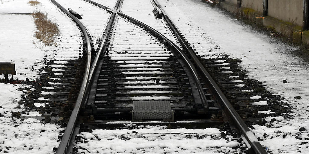 Dank einer Heizung ist diese Weiche schnee- und eisfrei. Die SBB prüft nun, ob zur Heizung der Gleise neu Erdwärme statt Gas oder Strom eingesetzt werden könnte.