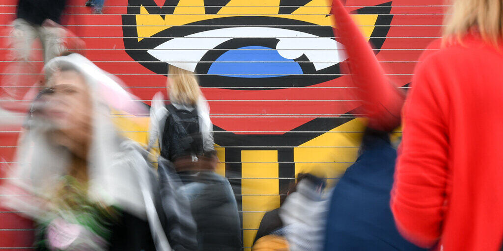 ARCHIV - Besucher gehen in der Glashalle über die Treppe mit dem Logo der Leipziger Buchmesse. Die Leipziger Buchmesse verschiebt ihren Termin im nächsten Jahr vom März auf Ende Mai. Foto: Jens Kalaene/dpa-Zentralbild/dpa ARCHIV - Besucher gehen in der Glashalle über die Treppe mit dem Logo der Leipziger Buchmesse. Die Leipziger Buchmesse verschiebt ihren Termin im nächsten Jahr vom März auf Ende Mai. Foto: Jens Kalaene/dpa-Zentralbild/dpa
