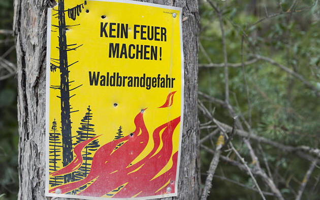 HITZE, FEUERVERBOT, VERBOT, WARNUNG, WALDBRANDGEFAHR, WARNSCHILD, BAUMSTAMM,