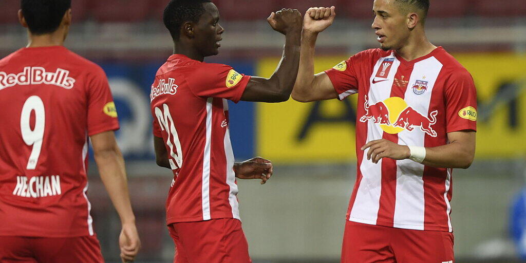 Noah Okafor (rechts) lässt sich nach seinem Tor zum 3:0 feiern