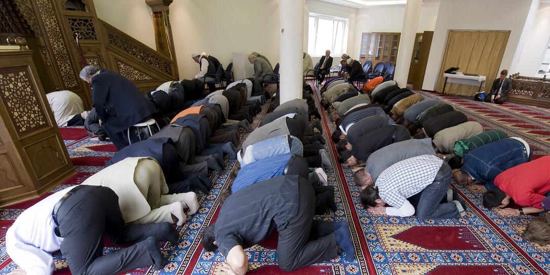 BETEN, GEBET, GEBETE, MUSLIME, MUSLIM, FREITAGSGEBET, MOSCHEEN, GLAEUBIGE, TUERKISCH ISLAMISCHES ZENTRUM, EROEFFNUNG,