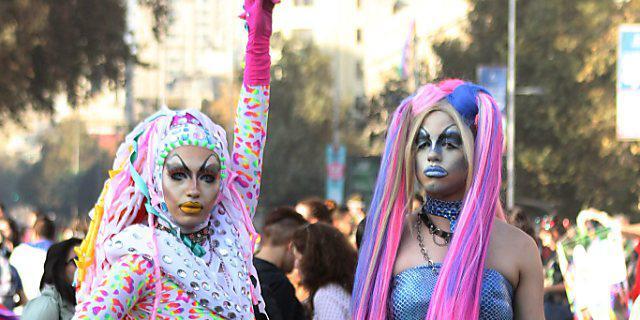 Zwei Transsexuelle beim Marsch in Santiago de Chile