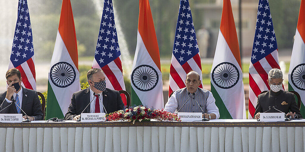 Mark Esper (l-r), Verteidigungsminister der USA, Mike Pompeo, Außenminister der USA, Rajnath Singh, Verteidigungsminister von Indien, und Subrahmanyam Jaishankar, Außenminister von Indien, nehmen an einer gemeinsamen Pressekonferenz im Hyderabad House teil. Foto: Altaf Qadri/AP/dpa