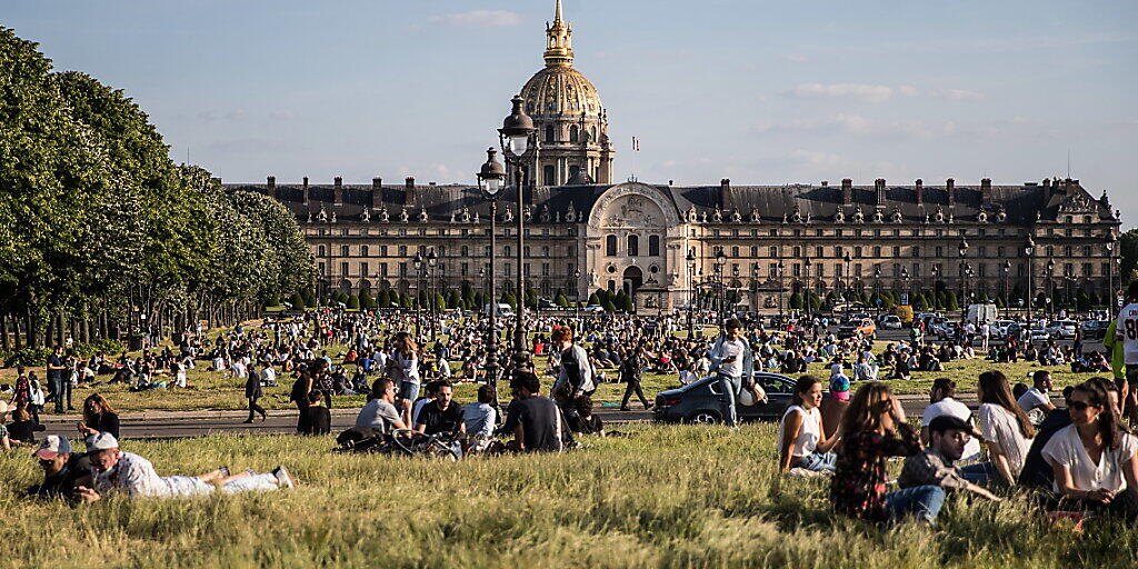 Menschen geniessen in Paris die Sonne: Nach rund zwei Monaten sind die Parks in Frankreichs Haupstadt wieder geöffnet worden.