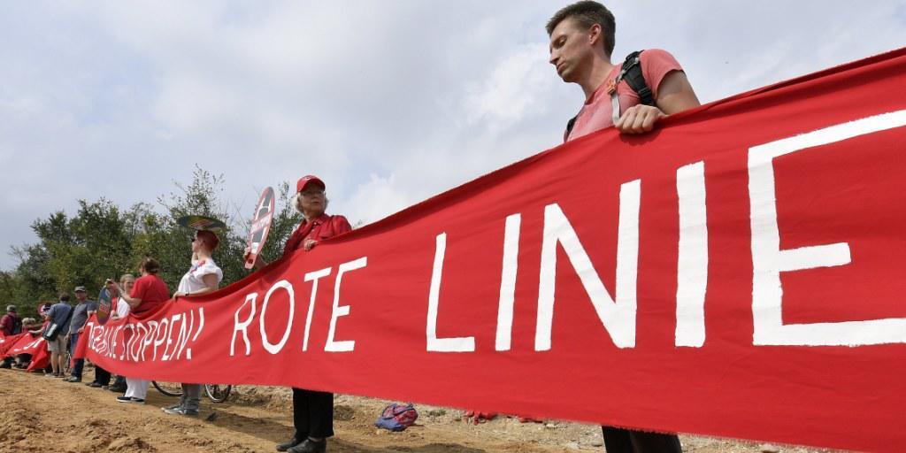 Mehrere Umweltverbände haben zu der Aktion unter dem Motto "Rote Linie gegen Kohle" aufgerufen.
