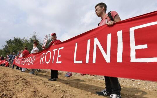 Mehrere Umweltverbände haben zu der Aktion unter dem Motto "Rote Linie gegen Kohle" aufgerufen.