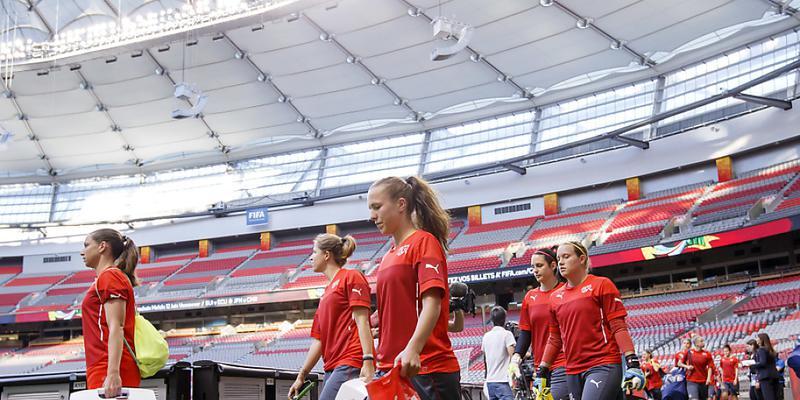 Beim Abschlusstraining am Sonntagabend tauchen die Schweizerinnen erstmals in die Atmosphäre des riesigen BC Place Stadiums ein