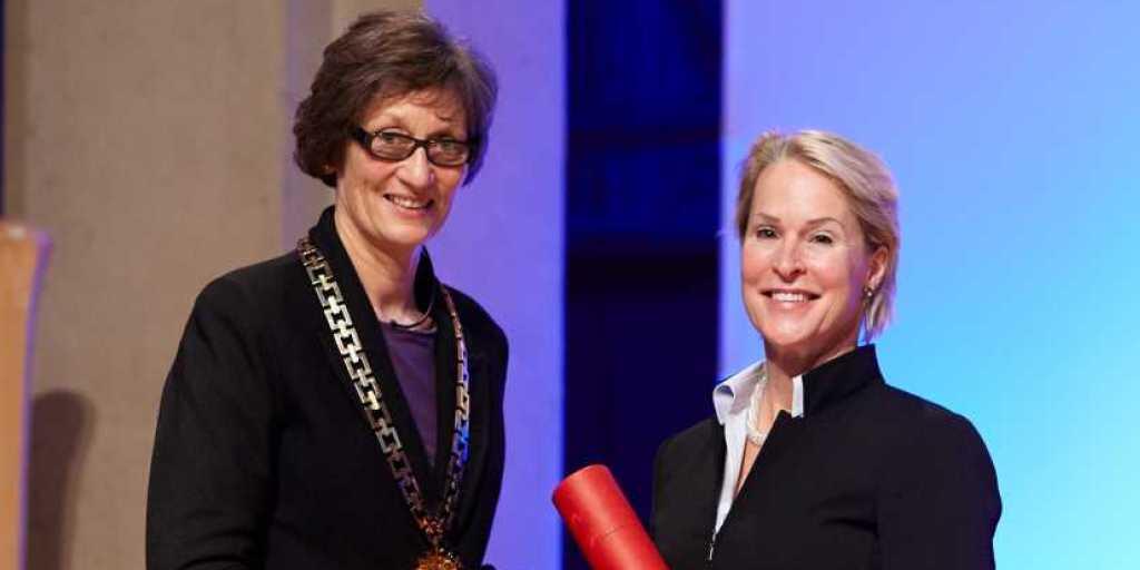 Chemie-Nobelpreisträgerin Frances Arnold (rechts) 2015 bei der Entgegennahme der Ehrendoktorwürden der ETH Zürich. Links ETH-Rektorin Prof. Dr. Sarah Springman.