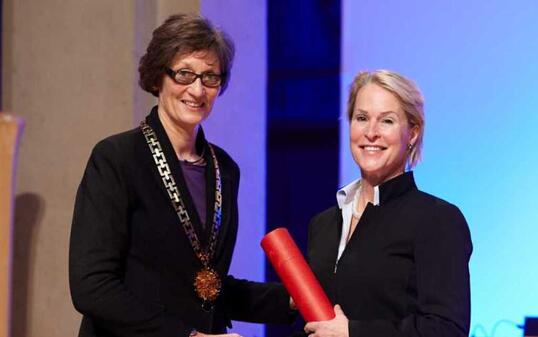 Chemie-Nobelpreisträgerin Frances Arnold (rechts) 2015 bei der Entgegennahme der Ehrendoktorwürden der ETH Zürich. Links ETH-Rektorin Prof. Dr. Sarah Springman.