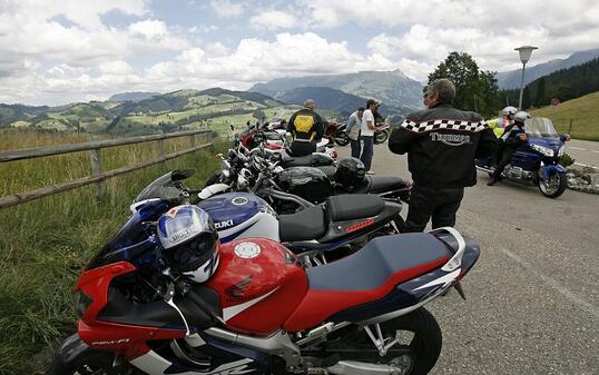 Wegen Coronavirus: Die Kantonspolizei Wallis appelliert an Motorradfahrer, auf Ausflüge zu verzichten. (Symbolbild)