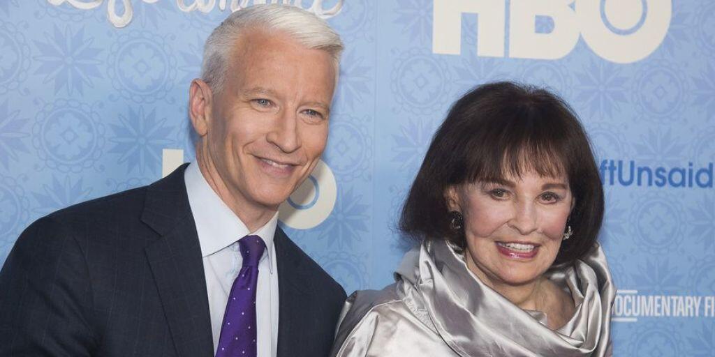 Die US-Schauspielerin, Malerin und Modedesignerin Gloria Vanderbilt, hier zusammen mit ihrem Sohn und CNN-Moderator Anderson Cooper, ist Mitte Juni 2019 im Alter von 95 Jahren gestorben. (Archiv)