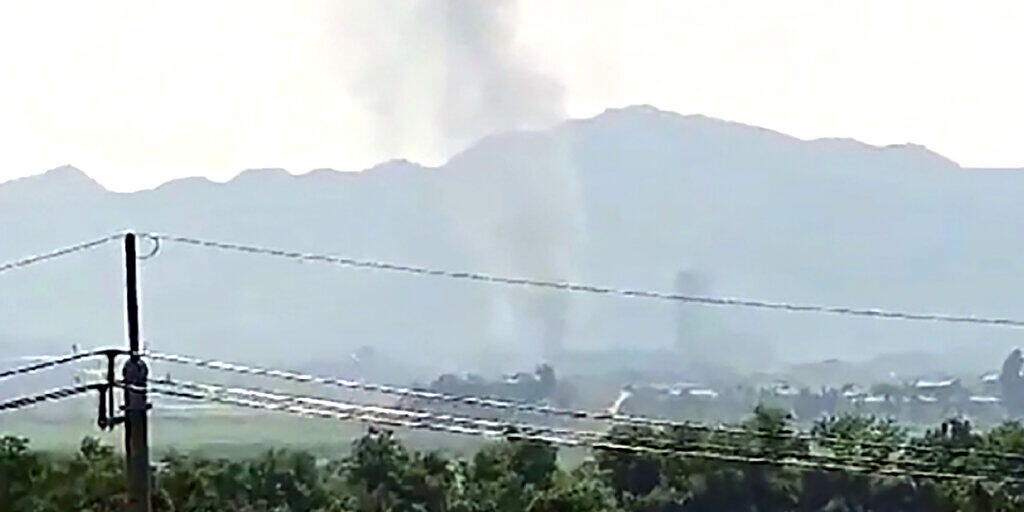 Blick aus der südkoreanischen Stadt Paju auf die nordkoreanischen Grenzstadt Kaesong aus der Rauch aufsteigt. Foto: Uncredited/Yonhap/AP/dpa Blick aus der südkoreanischen Stadt Paju auf die nordkoreanischen Grenzstadt Kaesong aus der Rauch aufsteigt. Foto: Uncredited/Yonhap/AP/dpa