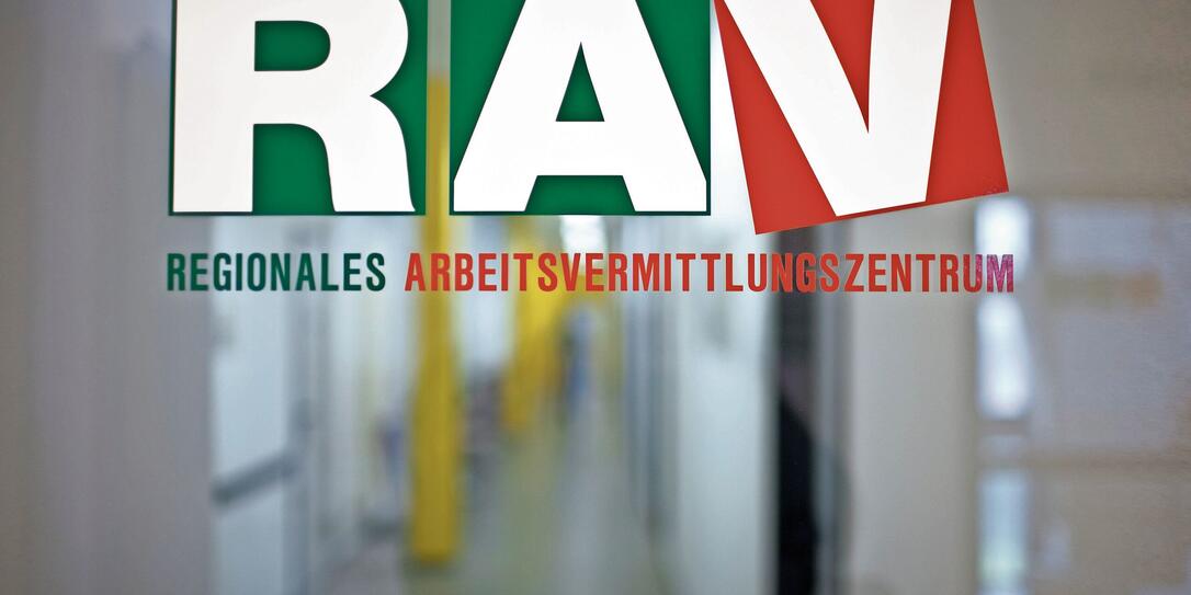 ARBEITSLOSIGKEIT, RAV, REGIONALE ARBEITSVERMITTLUNG, ARBEITSVERMITTLUNGZENTRUM, EINGANG, TUERE, TUER, FLUR, GANG,