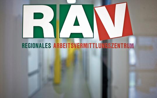 ARBEITSLOSIGKEIT, RAV, REGIONALE ARBEITSVERMITTLUNG, ARBEITSVERMITTLUNGZENTRUM, EINGANG, TUERE, TUER, FLUR, GANG,