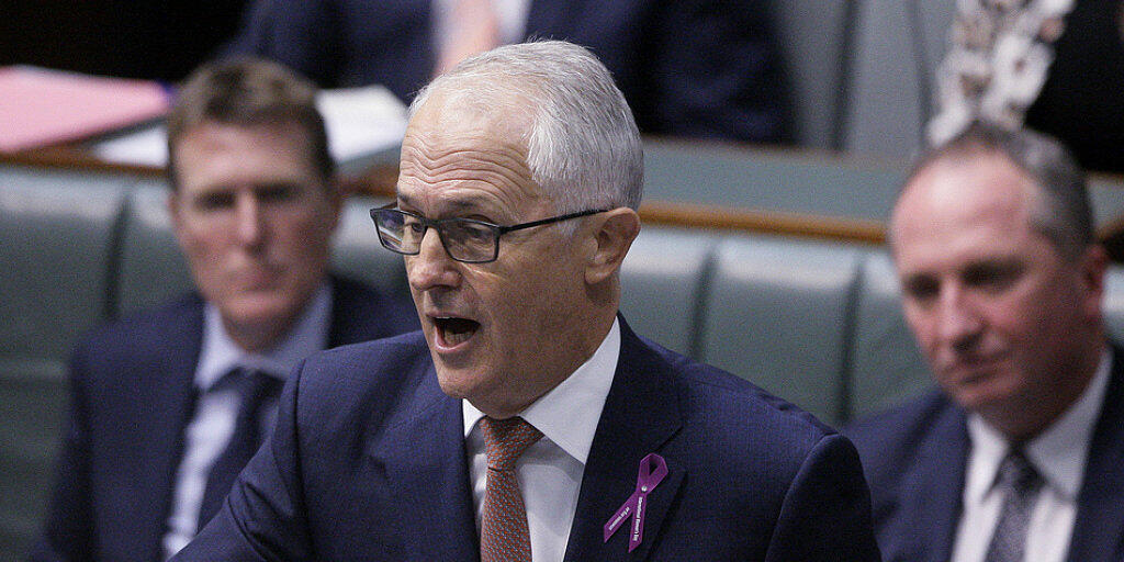 Schwerenöter Barnaby Joyce (r.) lauscht der Rede von Premierminister Malcolm Turnbull (M.) am Donnerstag im australischen Parlament in Canberra.