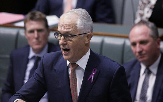 Schwerenöter Barnaby Joyce (r.) lauscht der Rede von Premierminister Malcolm Turnbull (M.) am Donnerstag im australischen Parlament in Canberra.