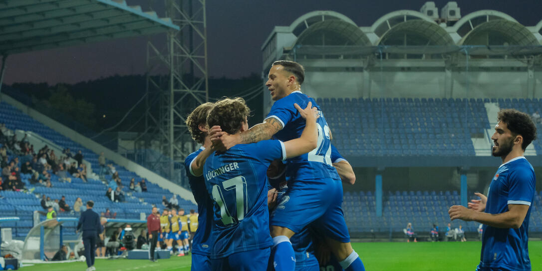 Aron Sele (im Spielerknäuel) wird von seinen Mitspielern für den Treffer zum 1:0 gefeiert.