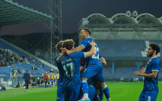 Aron Sele (im Spielerknäuel) wird von seinen Mitspielern für den Treffer zum 1:0 gefeiert.