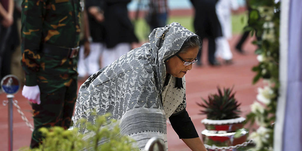 Bangladeschs Premierministerin Sheikh Hasina erweist den Opfern des Terroranschlag in Dhaka die Ehre.