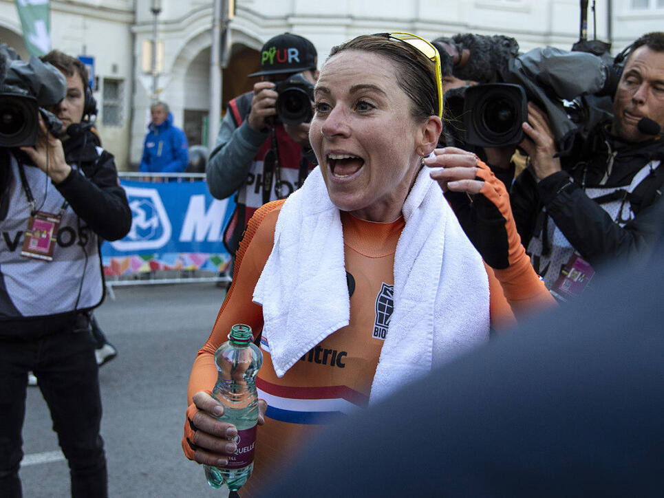 Da konnte sie noch lachen: Zeitfahr-Weltmeisterin Annemiek van Vleuten brach sich im Strassenrennen die Kniescheibe - und fuhr dennoch in den 7. Rang
